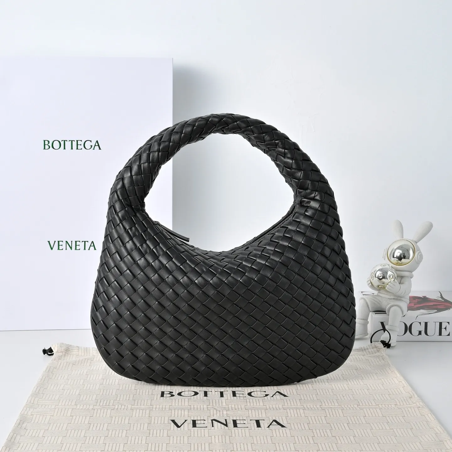 Batch 1720 #BV New Veneta handbag ✨ The "ceiling of texture" bag in the woven bag world, so high-end that you can't help but look at it more ~ 🥰 Made of Nappa lambskin lntrecciato quilted weaving process ~ The texture is particularly stunning, soft but not collapsed, tough but not hard 🌟The bag body and handle are integrated and can be carried on the shoulder or by hand. It has just the right sense of laziness and casualness 🎈The capacity meets all the needs of commuting Just pull the zipper and pack up your own little world, feeling very at ease💚Veneta is a work that speaks for itself with texture🎀 Model: 6736 Size: 35x21x5
